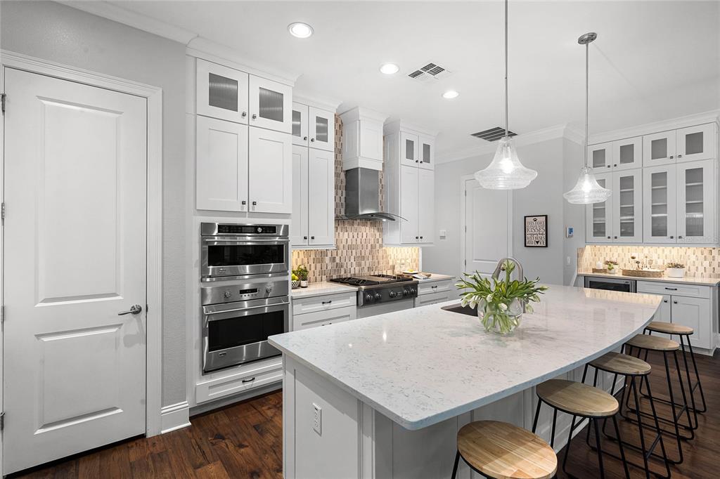Property listing photo for 250 W LYMAN AVENUE
