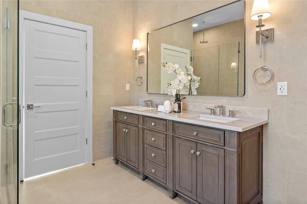 Property listing photo for 2430 CHANTILLY AVENUE